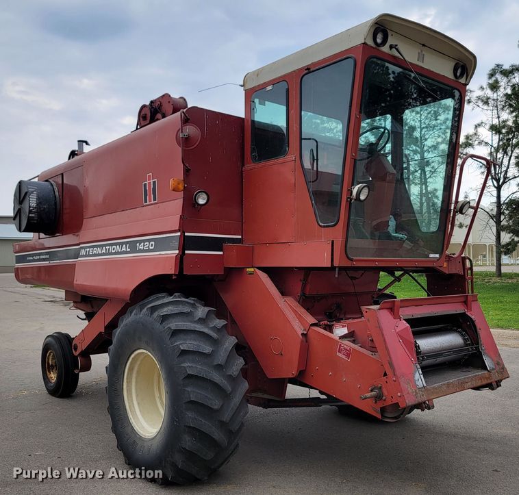 image for item ML9434 1981 International 1420 Axial-Flow  combine