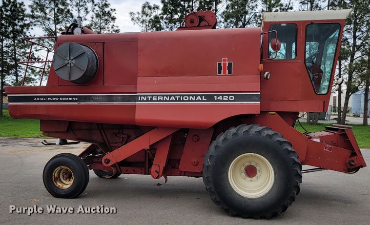 image for item ML9434 1981 International 1420 Axial-Flow  combine