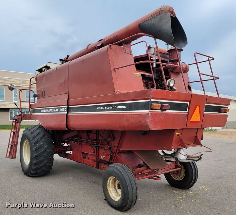 image for item ML9434 1981 International 1420 Axial-Flow  combine