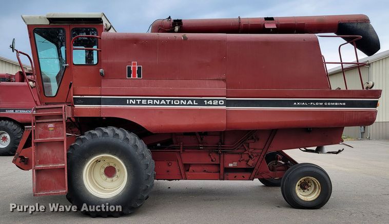 image for item ML9434 1981 International 1420 Axial-Flow  combine