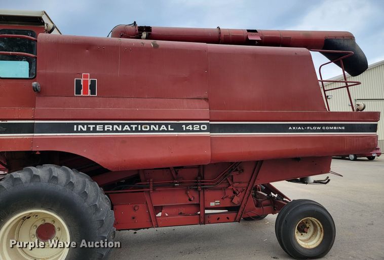 image for item ML9434 1981 International 1420 Axial-Flow  combine