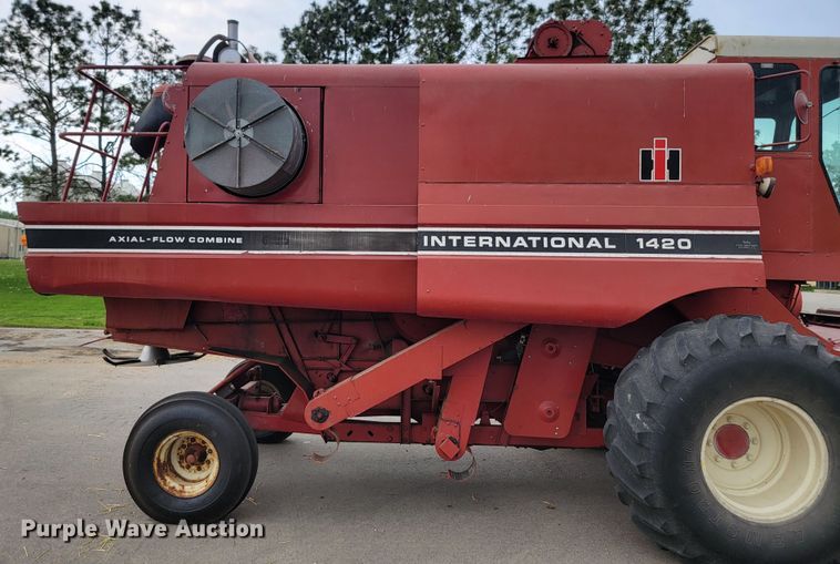 image for item ML9434 1981 International 1420 Axial-Flow  combine