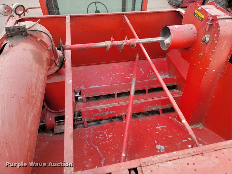 image for item ML9434 1981 International 1420 Axial-Flow  combine