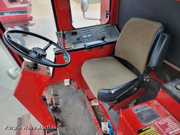 image for item ML9434 1981 International 1420 Axial-Flow  combine