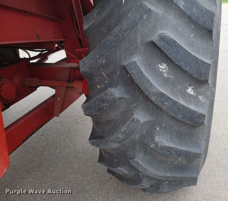 image for item ML9434 1981 International 1420 Axial-Flow  combine