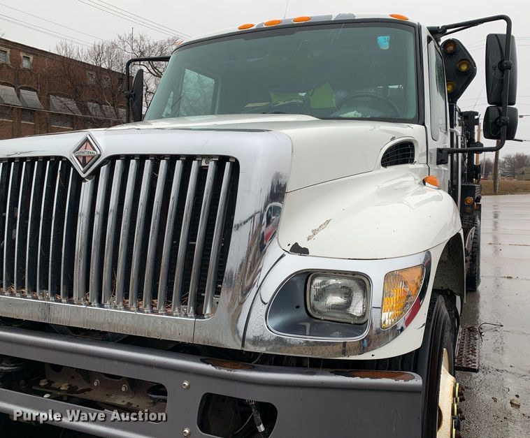 image for item MM9698 2003 International 740  pothole patcher truck