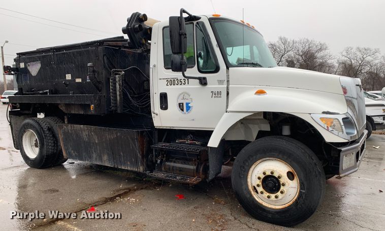 image for item MM9698 2003 International 740  pothole patcher truck