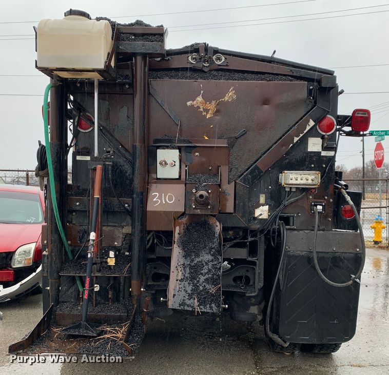 image for item MM9698 2003 International 740  pothole patcher truck