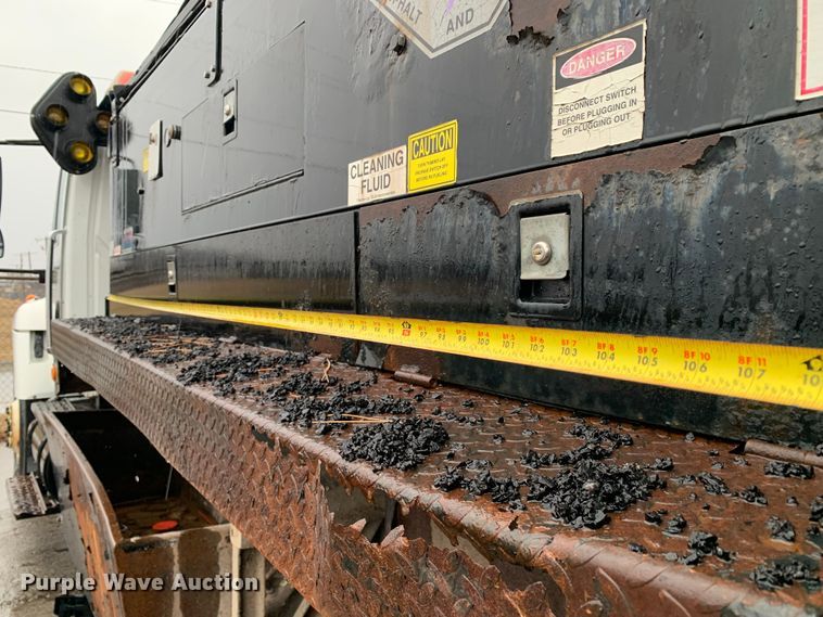 image for item MM9698 2003 International 740  pothole patcher truck