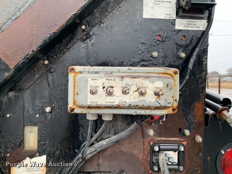 image for item MM9698 2003 International 740  pothole patcher truck