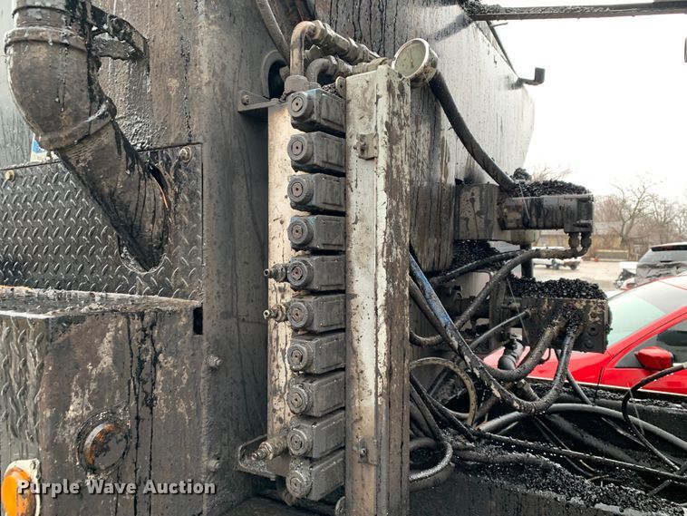 image for item MM9698 2003 International 740  pothole patcher truck