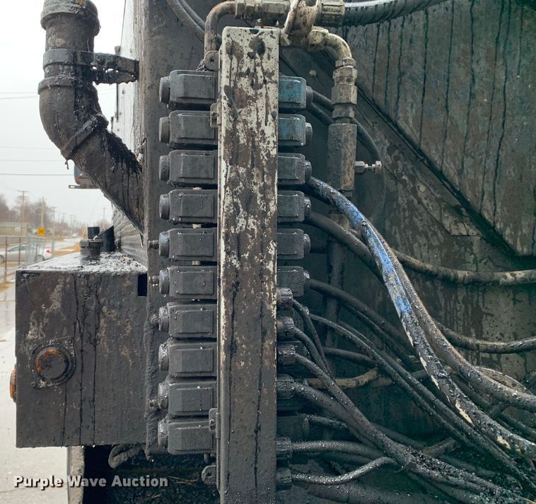 image for item MM9698 2003 International 740  pothole patcher truck