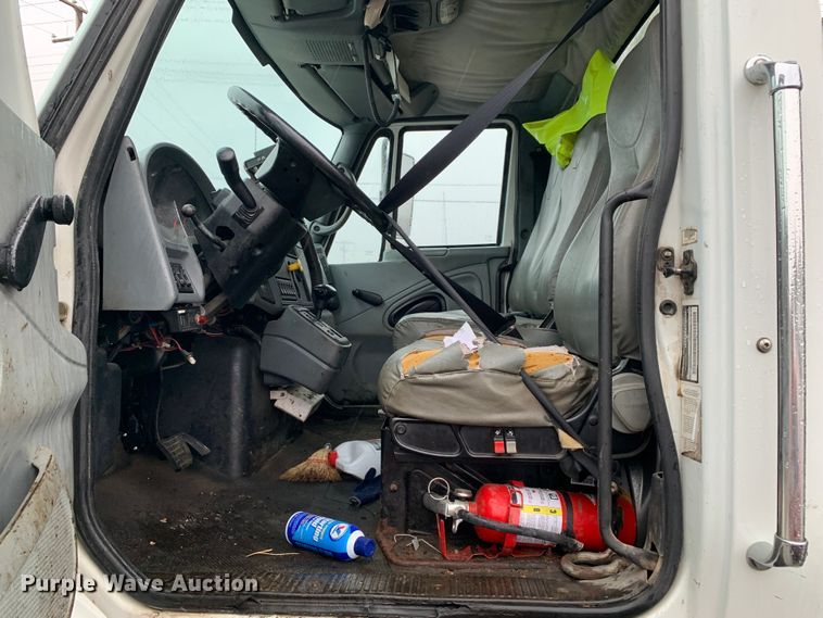 image for item MM9698 2003 International 740  pothole patcher truck