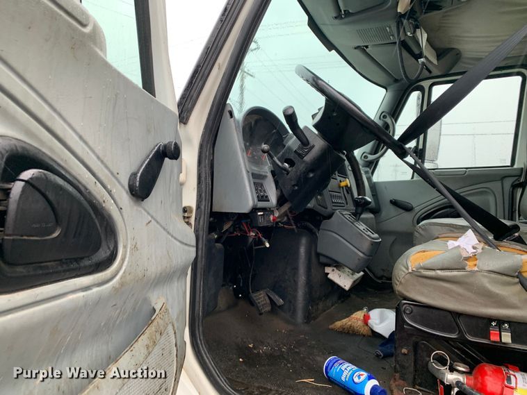 image for item MM9698 2003 International 740  pothole patcher truck