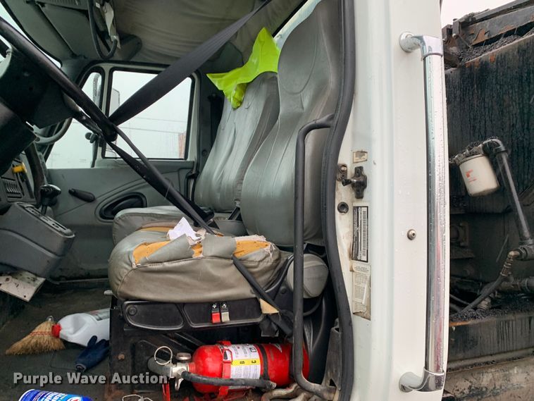 image for item MM9698 2003 International 740  pothole patcher truck