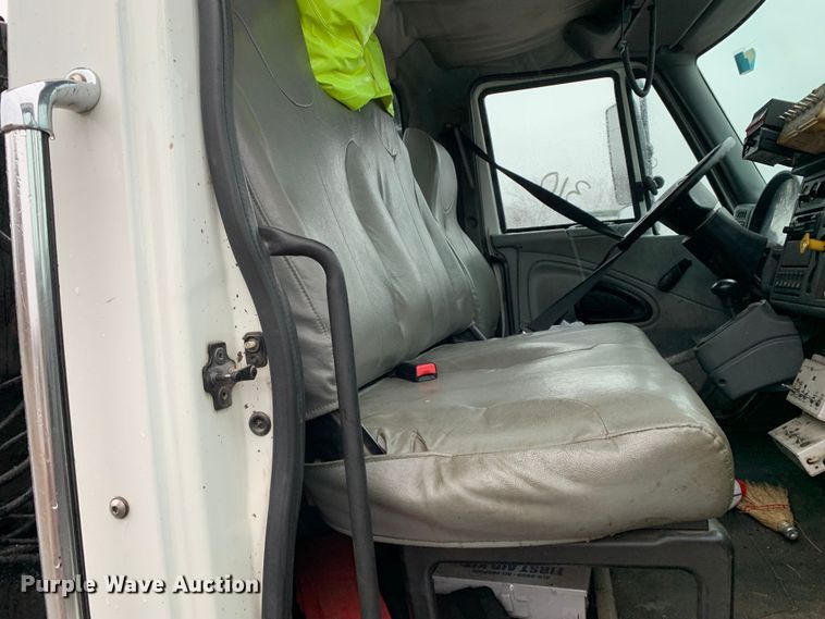 image for item MM9698 2003 International 740  pothole patcher truck