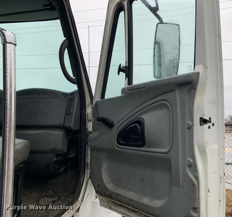 image for item MM9698 2003 International 740  pothole patcher truck