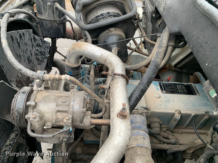 image for item MM9698 2003 International 740  pothole patcher truck