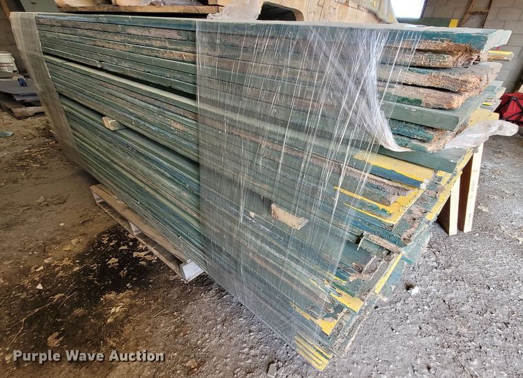 image for item NX9430 Approximately 160 fence pickets