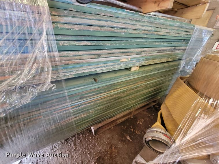 image for item NX9430 Approximately 160 fence pickets