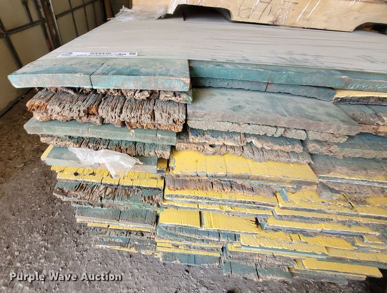 image for item NX9430 Approximately 160 fence pickets