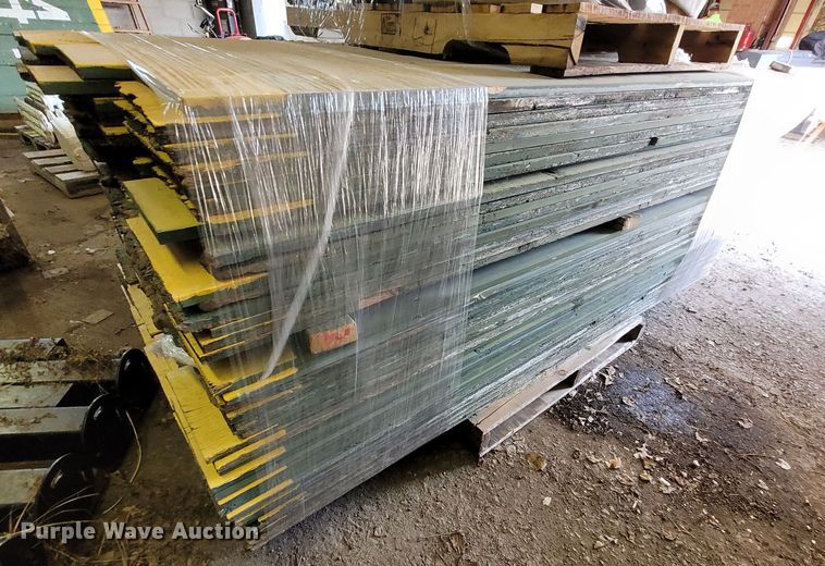 image for item NX9430 Approximately 160 fence pickets