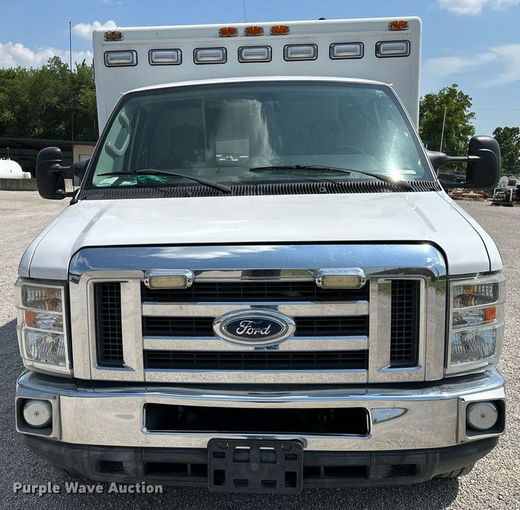 image for item OG9063 2011 Ford E350 Super Duty  ambulance