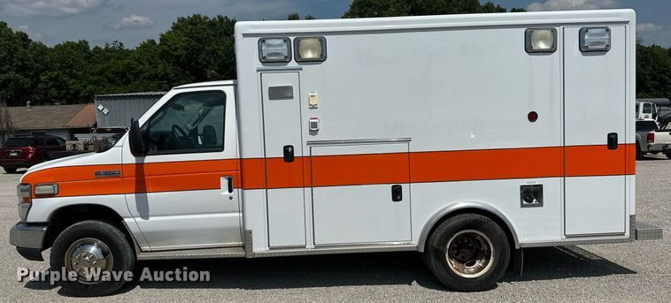 image for item OG9063 2011 Ford E350 Super Duty  ambulance