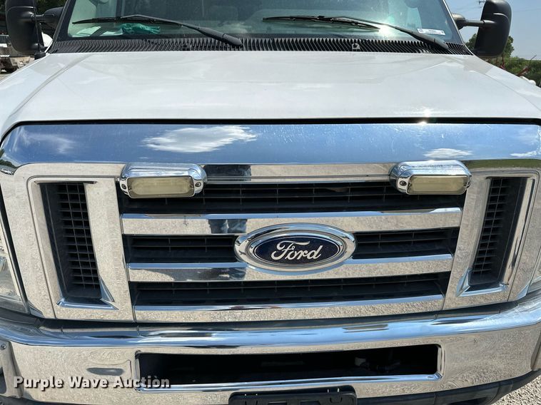 image for item OG9063 2011 Ford E350 Super Duty  ambulance