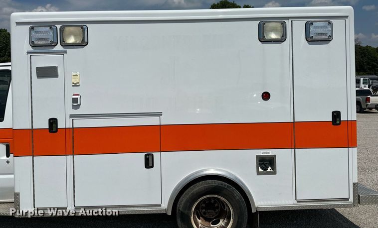 image for item OG9063 2011 Ford E350 Super Duty  ambulance