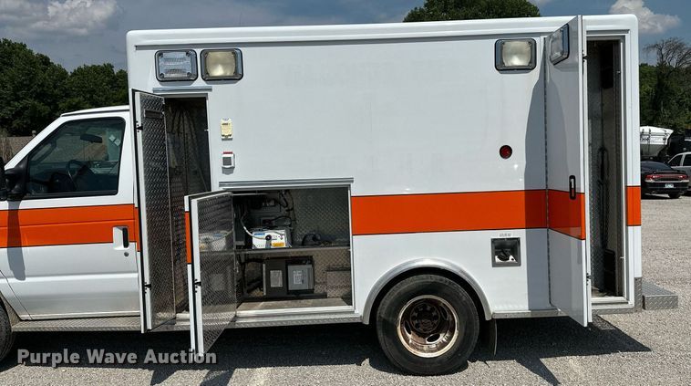 image for item OG9063 2011 Ford E350 Super Duty  ambulance