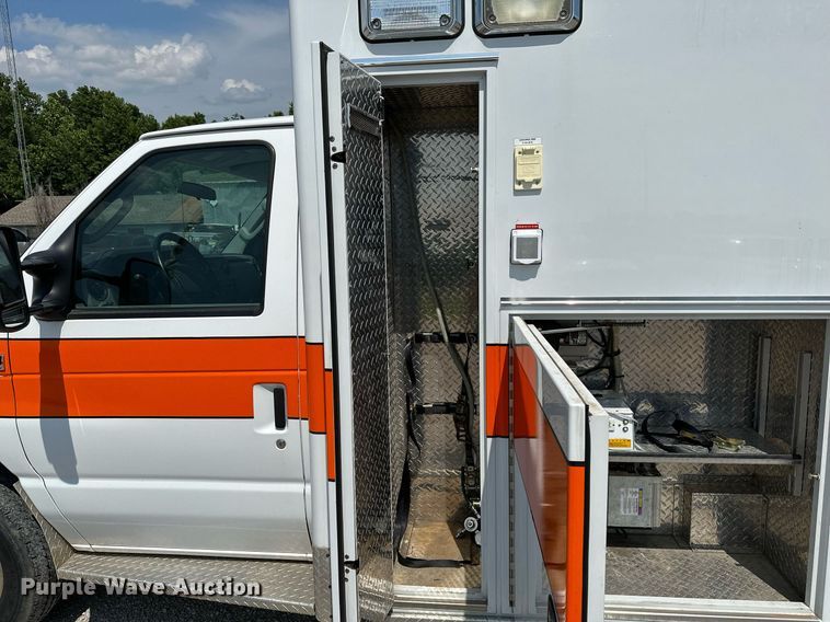 image for item OG9063 2011 Ford E350 Super Duty  ambulance