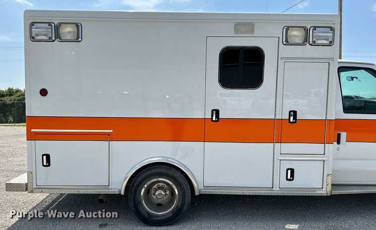image for item OG9063 2011 Ford E350 Super Duty  ambulance