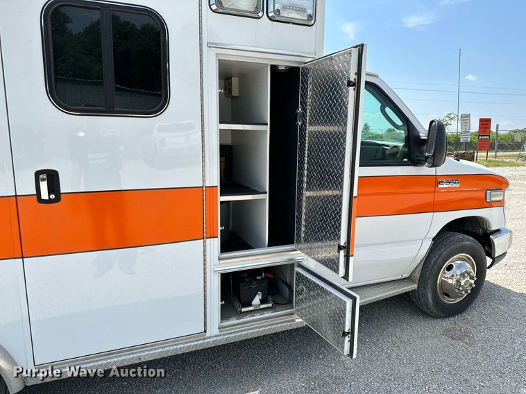 image for item OG9063 2011 Ford E350 Super Duty  ambulance