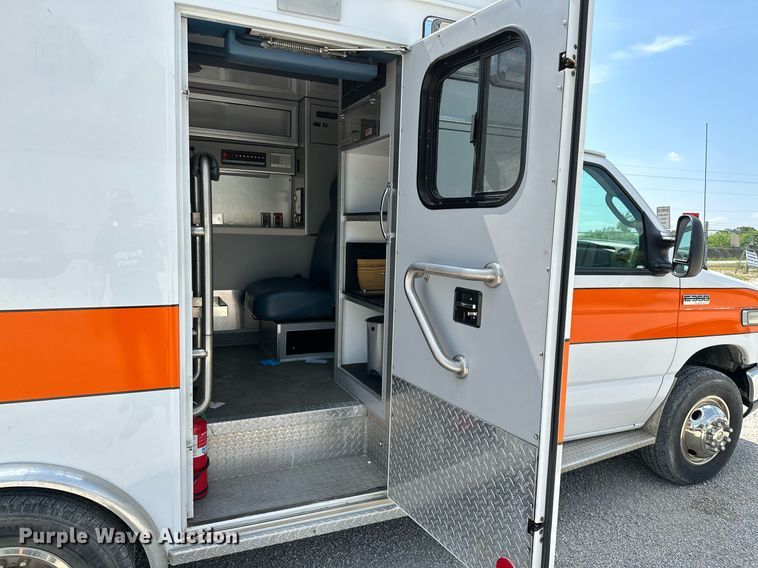 image for item OG9063 2011 Ford E350 Super Duty  ambulance