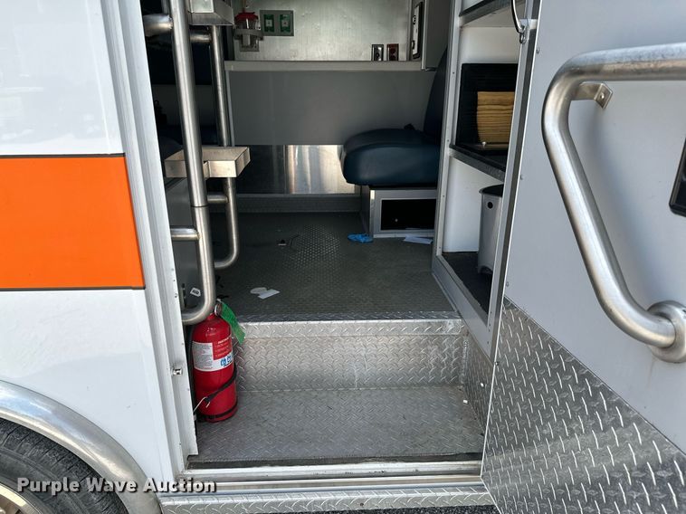 image for item OG9063 2011 Ford E350 Super Duty  ambulance
