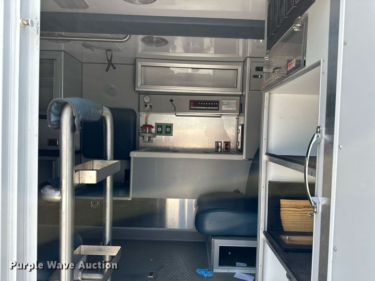 image for item OG9063 2011 Ford E350 Super Duty  ambulance