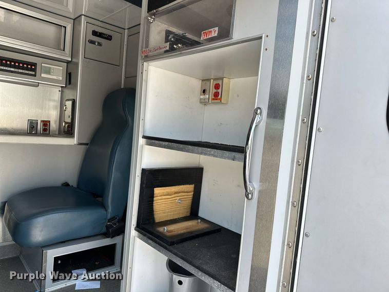 image for item OG9063 2011 Ford E350 Super Duty  ambulance