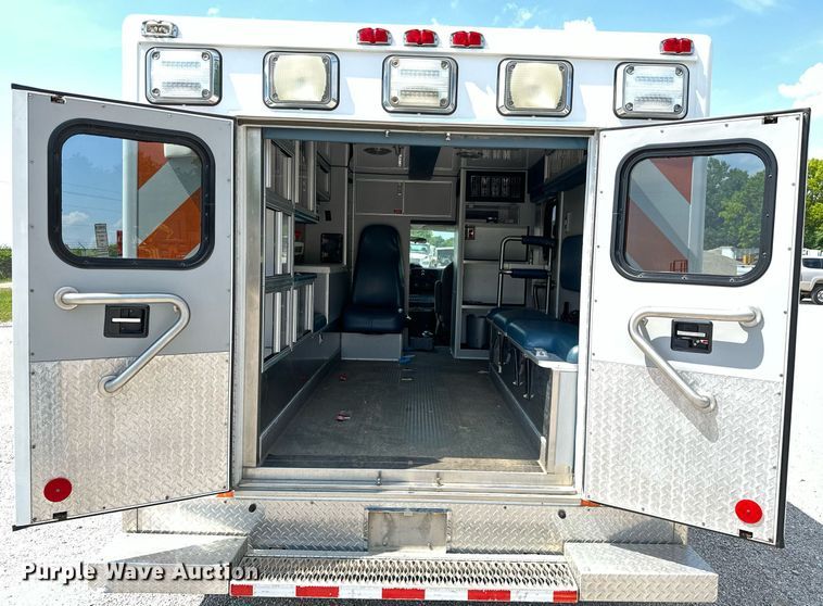 image for item OG9063 2011 Ford E350 Super Duty  ambulance