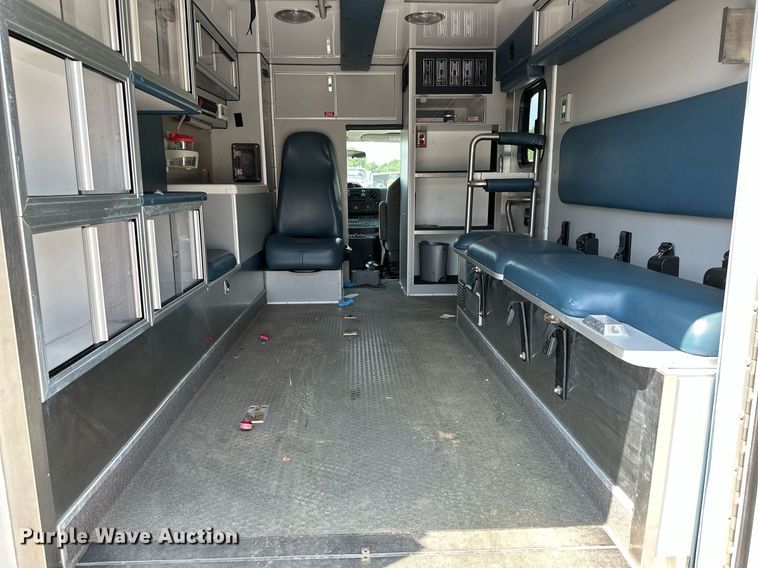 image for item OG9063 2011 Ford E350 Super Duty  ambulance