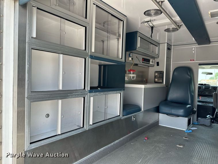 image for item OG9063 2011 Ford E350 Super Duty  ambulance