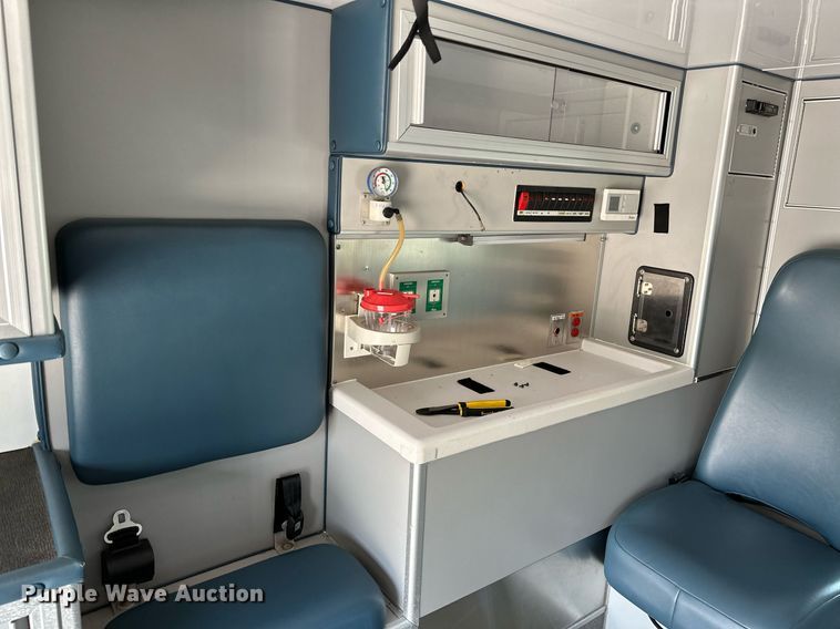 image for item OG9063 2011 Ford E350 Super Duty  ambulance