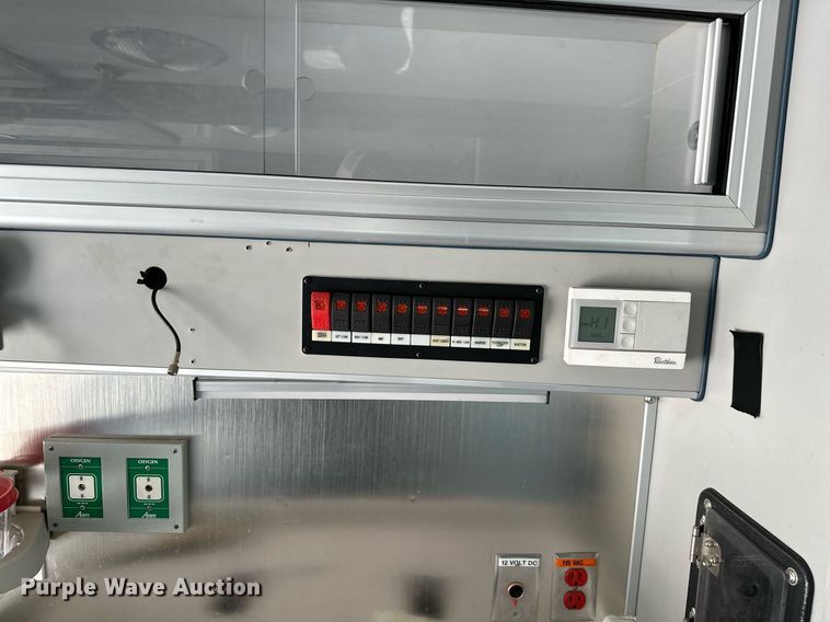 image for item OG9063 2011 Ford E350 Super Duty  ambulance