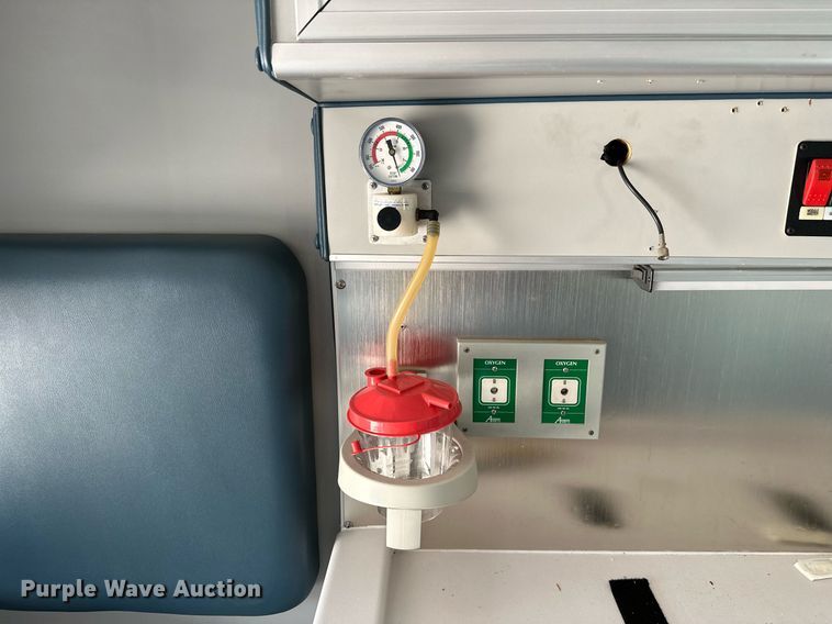 image for item OG9063 2011 Ford E350 Super Duty  ambulance