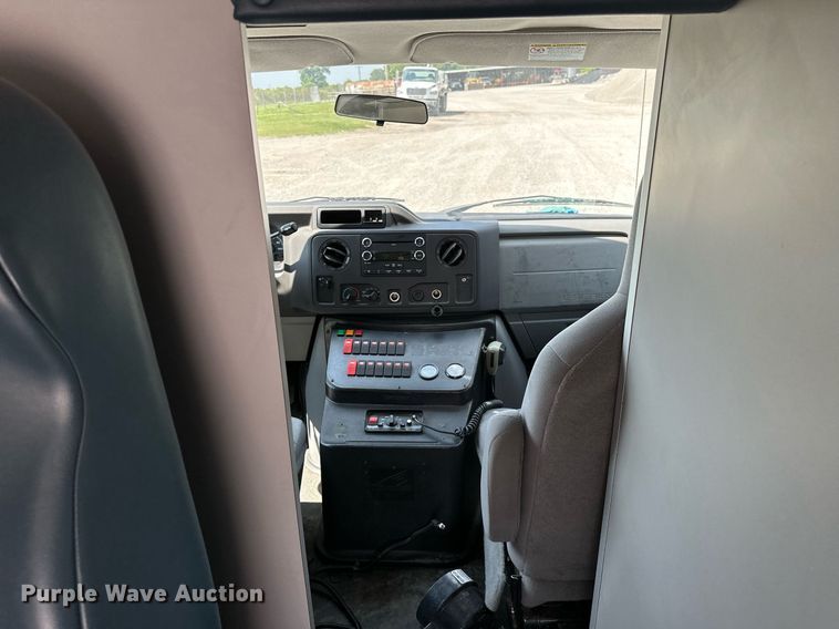 image for item OG9063 2011 Ford E350 Super Duty  ambulance