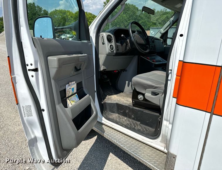 image for item OG9063 2011 Ford E350 Super Duty  ambulance