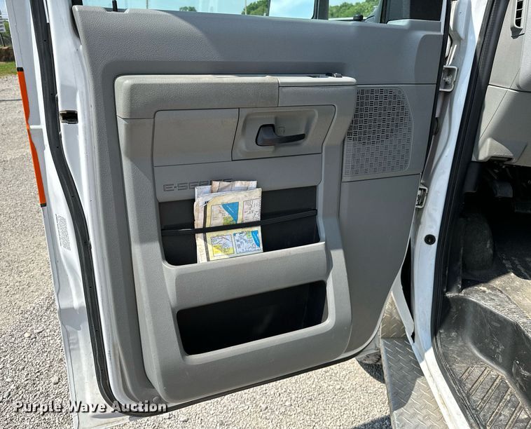 image for item OG9063 2011 Ford E350 Super Duty  ambulance