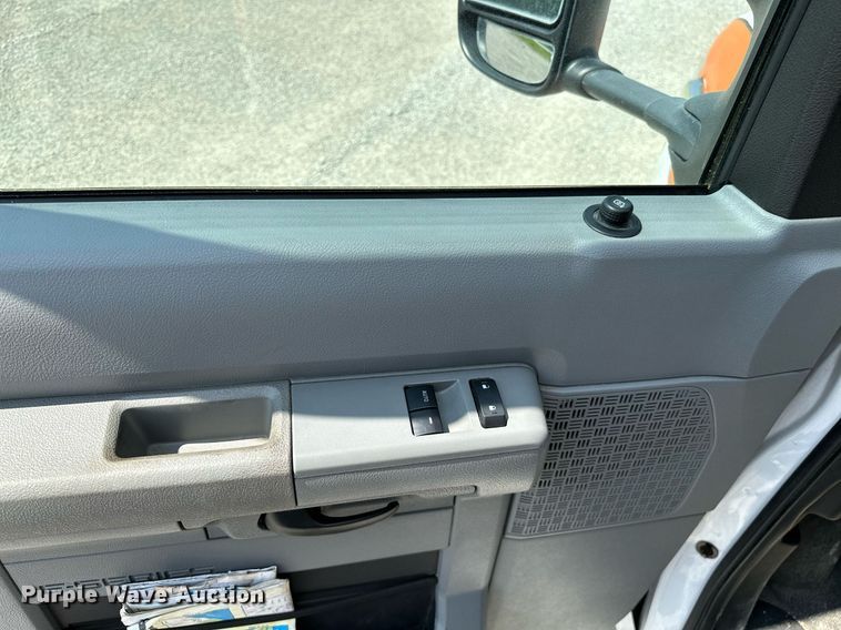 image for item OG9063 2011 Ford E350 Super Duty  ambulance