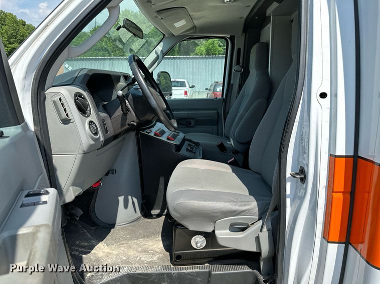 image for item OG9063 2011 Ford E350 Super Duty  ambulance