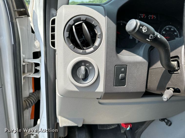 image for item OG9063 2011 Ford E350 Super Duty  ambulance